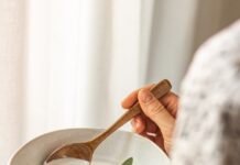 ‘마음 챙김 식사’ 열풍, 식탁 위 작은 변화가 건강을 부른다 person holding white ceramic bowl with food