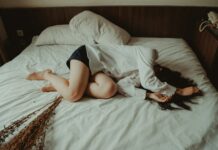 늘 피곤한 당신, 만성피로와 작별하는 새로운 생활습관 트렌드 woman lying on bed