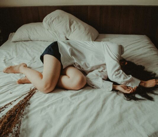 늘 피곤한 당신, 만성피로와 작별하는 새로운 생활습관 트렌드 woman lying on bed