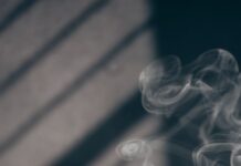생활 속 대체요법, 건강한 일상 습관으로 자리 잡는다 white smoke on brown wooden table