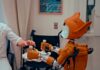 AI 건강 관리, 내 손안의 맞춤 주치의로 일상 변화 Man gives robot bottles on a tray