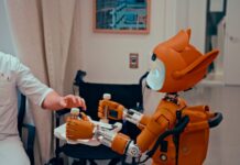 AI 건강 관리, 내 손안의 맞춤 주치의로 일상 변화 Man gives robot bottles on a tray