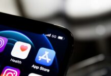 AI와 함께하는 건강 관리, 똑똑하게 실천하는 건강 루틴 black iphone 4 displaying icons