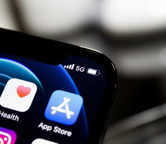 AI와 함께하는 건강 관리, 똑똑하게 실천하는 건강 루틴 black iphone 4 displaying icons