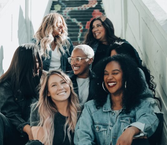 여성 건강관리, 일상 속 작은 변화로 시작하세요 group of women laughing on stairs