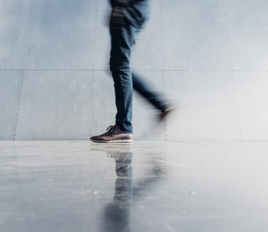 MZ세대 사이 ‘건강 걷기’ 바람…도심 속 하루 7천보 실천법 person wearing blue denim jeans beside gray wall